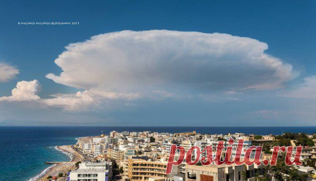 СВЕЖЕЕ ФОТО: Кучево-Дождевое облако с наковальней недалеко от города Родос (Греция) несколько часов назад / Социальная погода