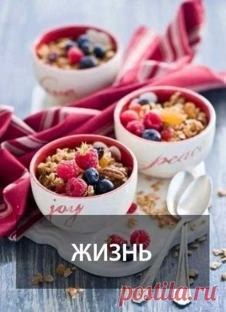 Медовый бисквит как у мамы:) Очень вкусный нежный бисквит, в меру пахнет медом, тает во рту! Отлично поднимается, не опадает, нет шапки, и максимально прост в приготовлении! Ингредиенты: - яйца 6 шт, - сахар 160 гр, - мед 2 ст л, - мука 190 гр. Приготовление: Взбиваем яйца, сахар и мед до плотной белой массы. Не меньше 10 минут. В объеме увеличиться должно раза в 4 примерно! Потом аккуратно всыпаем муку и перемешать снизу вверх. Выпекать при Т 170-180С. Готовность определяем шпажкой. Остужаем…