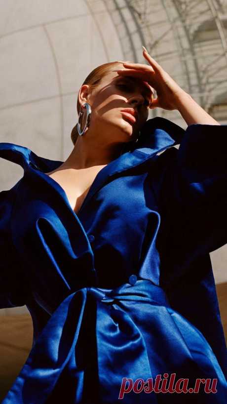 Тренды на цвет и ткань
В моде весна лето будут более глубокие оттенки, к примеру, насыщенный синий, аметистовый, бордовый и черный. Такую палитру выбрали большинство известных представителей моды.