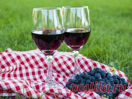 Домашнее вино из винограда, рецепт с фото Ингредиенты: 10 кг винограда 2,5-3 кг сахарного песка Приготовление: Взять виноградные грозди и оборвать с них все ягоды. В эмалированном ведре нужно небол...