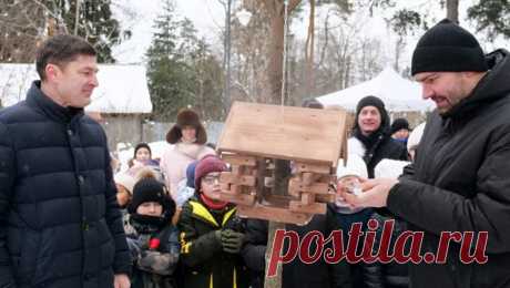 В Подмосковье стартовала акция помощи птицам. В Московском регионе стартовала акция &quot;Покорми птиц&quot;. Первую кормушку в парке Сказок городского округа Люберцы повесил министр экологии и природопользования Московской области Тихон Фирсов, сообщает пресс-служба ...