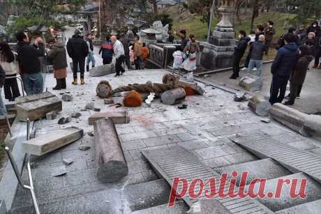 В Японии под завалами после землетрясения оказались шесть человек. В городе Вадзима в префектуре Исикава на северо-западе Японии после землетрясения под завалами обрушившихся домов оказались шесть человек, сообщает Kyodo со ссылкой на правительство страны.