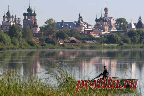 Вид на Ростовский Кремль с берегов озера Неро.