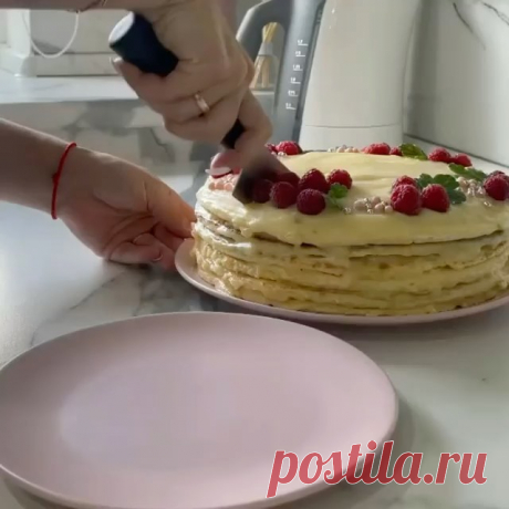 🤫ТВОРОЖНЫЙ НАПОЛЕОН🤫⠀
⠀
Если вы попробуете этот рецепт, то обычный наполеон разлюбите )) ⠀
⠀
По крайней мере у меня было так 🤷‍♀️😁⠀
⠀
Итак , ингредиенты:⠀
⠀
➖➖➖➖➖⠀
⠀
Для теста:⠀
⠀
300 грамм творога⠀
3 яйца⠀
Стакан сахара⠀
0,5 чайной ложки соды ⠀
Мука для замеса⠀
⠀
Для крема:⠀
⠀
2 яйца⠀
Стакан сахара⠀
2 столовые ложки муки с горкой⠀
2 стакана молока⠀
1 пачка (180 гр) размягченного сливочного масла ⠀
⠀
➖➖➖➖➖⠀
⠀
Когда тортик будет готов, дайте ему пропитаться в холодильни...