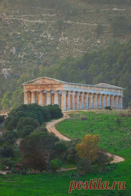 Temple of Concord, Agrigento - Sicily .... the most intact ... (440 BC-430 BC). Province of Messina, Sicily italy | Ann Stowers приколол(а) это к доске Travel