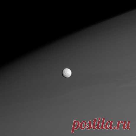 Небольшой спутник Сатурна Мимас (396 км) на фоне северного полушария планеты. Съёмка велась с расстояния 915 000 км от Мимаса. / Интересный космос