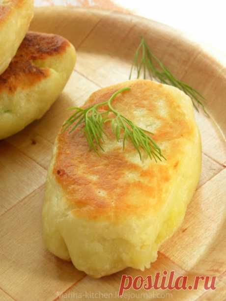 Пирожки с картофелем, луком и пармезаном