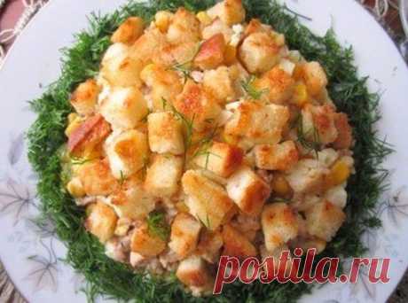 Салат из печени трески с сухариками | Ложка-Поварёшка рецепты и блюда