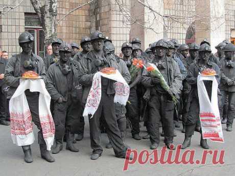 ВОТ ЭТОЙ ГВАРДИИ - СЛАВА !!!!
ВИТАЛ 61

Шахтер – профессия мужская, Не каждый в жизни к ней готов! Но тем, кто  трудится в забое, Мы скажем Вам – ХРАНИ ВАС БОГ!