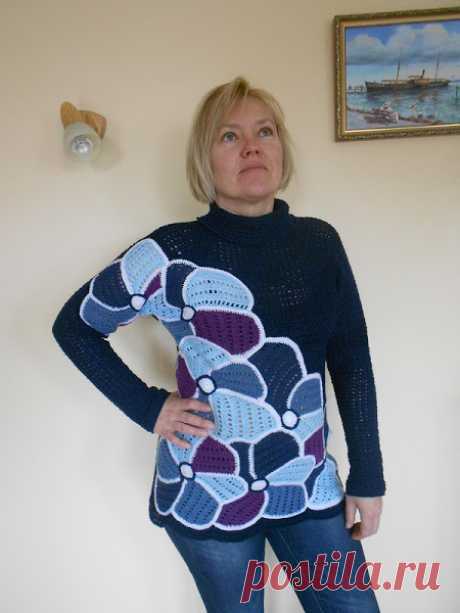 Прекрасное название для пуловера&quot;Пуловер с цветами&quot;, связанными в технике фриформ..
