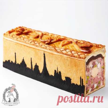 Французский мясной пирог (Pâte croûte) с фуа-гра
+ рецепт теста и поварской лайфхак, как сделать такой рисунок. Автор: Justin Schmitt
Прямой перевод Pâte croûte - это паштет в тесте.
— Достаточно плотное тесто, которое не размякнет в процессе приготовления.