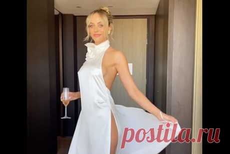 Модель пришла на собственную помолвку в откровенном платье без нижнего белья. Австралийская модель и блогерша Эм Дэвис пришла на собственную помолвку в откровенном наряде. На размещенных кадрах 28-летняя жительница Перта предстала в атласном белом платье длины макси бренда Steph Audino, которое обнажало ее спину и часть груди. При этом она отказалась от нижнего белья.