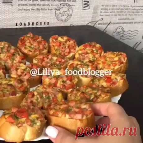 Бутерброды «Ленивая пицца» 🍕 Начинка может быть любой, у меня на видео универсальные
 Друзья, если Вам не сложно, оставьте любой смайлик в комментариях, так этот пост увидит больше людей ❤️ Ваша обратная связь для нас - самое главное😊
❤️❤️❤️ ——————
Ингредиенты
-ветчина 200 гр
-батон 1 шт
-помидор 1 шт (большой)
-сыр 120 гр
-укроп (маленький пучок)
-майонез 3 ст/л
-чеснок 1 зубчик по желанию
.
Бутерброды получаются хрустящие, если вы хотите мягкие, тогда после полного ост...