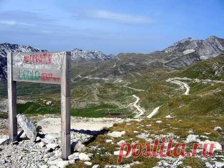 Фејсбук
&quot;Tibetian&quot; Durmitor. View from Sedlo (1907 m) pass to macadam road in Dobri Do valley. Paradise for mountainbikers!