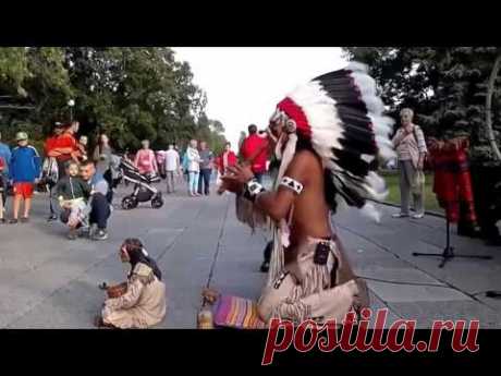Зрители потеряли дар речи, когда этот мужчина из индейского племени начал играть - YouTube