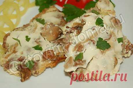 Рецепт: Свинина, запеченная с грибами и сметаной