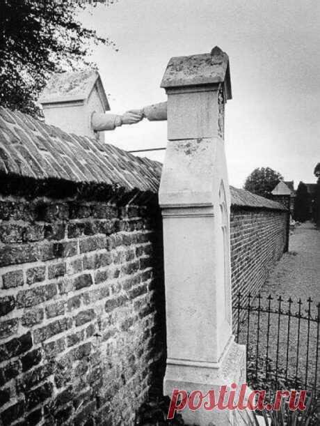 Вместе и навсегда.
Надгробные камни женщины-католички и ее мужа-протестанта, Голландия, 1888 год.