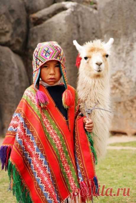 Чульо (chullo) – головной убор с науш­ни­ками, выпол­нен­ный на спи­цах (очень редко крюч­ком) в основ­ном из шер­сти аль­паки, ламы. Вместе с пончо является осо­бен­но­стью тра­ди­ци­он­ного костюма индейских народов Анд — кечуанов и аймаров. Чульо носят и вяжут только муж­чины.
Головной убор украшен символическими узорами. Узоры отли­ча­ются мно­го­цве­тием и деталь­ной про­ра­бот­кой фигур людей, живот­ных, рас­те­ний, что тре­бует от вязаль­щика высо­кого уровня мастер...