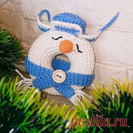 PDF Снегопончик - Новогодний снежок крючком. FREE crochet pattern; Аmigurumi animal patterns. Амигуруми схемы и описания на русском. Вязаные игрушки и поделки своими руками #amimore - пончик в виде снеговика к Новому году, маленький снеговичок, ёлочное украшение, игрушка на ёлку.