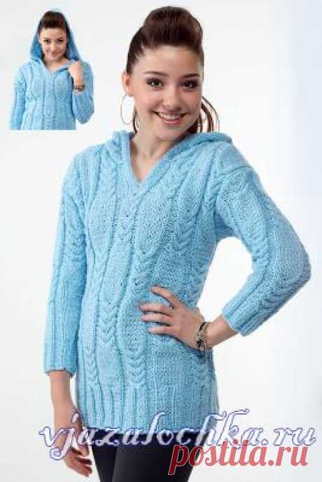 Голубой вязаный свитер с капюшоном