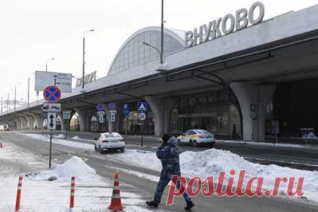 Московский аэропорт Внуково ввел план «Ковер». Московский аэропорт Внуково, а также аэродромы в Кубинке и Ермолине ввели план «Ковер». Уточняется, что столичная воздушная гавань закрыта на прилет и вылет. Самолетам порекомендовали садиться в других аэропортах. Ранее план «Ковер» вводил международный аэропорт Пулково в Санкт-Петербурге.