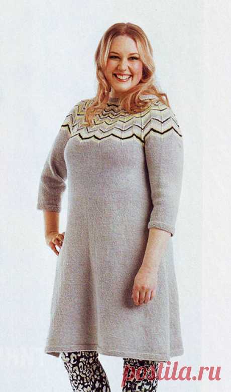 Платье с круглой жаккардовой кокеткой для полных спицами – схема с описанием вязания
