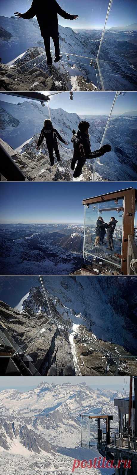 Экстремально-высокая смотровая площадка Chamonix Высоко во французских Альпах, на вершине Эгюий-дю-Миди появилась необычная смотровая площадка Chamonix Skywalk. Страшный сон всех людей, страдающих акрофобией, воплотили в реальность. На вершине Эгюий-дю-Миди – части кристаллического массива Монблан вблизи Шамони на юго-востоке Франции – с 21 декабря действует стеклянная смотровая площадка. Теперь благодаря этой прозрачной кабине, построенной вокруг металлического каркаса ...