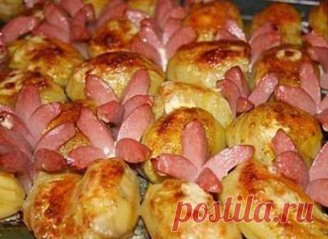 Запеченный с сосисками картофель | Домашняя кулинария