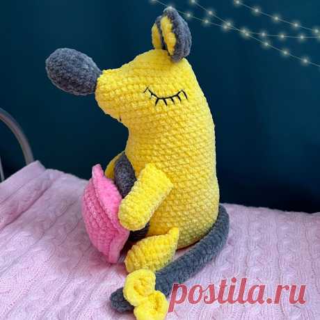 PDF Мышка Соня крючком. FREE crochet pattern; Аmigurumi toy patterns. Амигуруми схемы и описания на русском. Вязаные игрушки и поделки своими руками #amimore - мышь, мышка из плюшевой пряжи, плюшевый мышонок с подушкой, крыса.