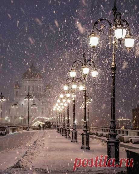 snowing in the city...  |  Pinterest • Всемирный каталог идей