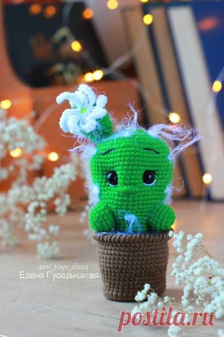 PDF Кактусёнок в горшочке крючком. FREE crochet pattern; Аmigurumi toy patterns. Амигуруми схемы и описания на русском. Вязаные игрушки и поделки своими руками #amimore - кактус в горшке, растение, колючка, цветок.