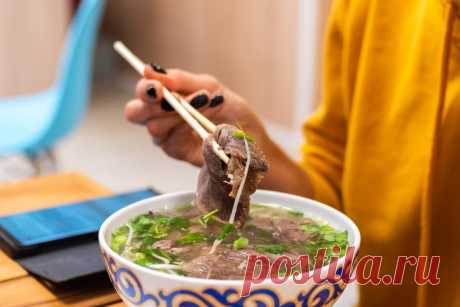 Готовим вьетнамский суп фо бо вместе с поваром кафе Food Hanoi В рубрике «Рецепты от шефа» сегодня приготовление знаменитого вьетнамского супа фо бо. Это суп придумали китайские уличные торговцы. Как сытный и недорогой вариант стрит-фуда он быстро обрел популя…