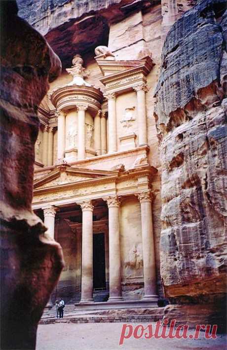 Храм в скале. Город Петра, Иордания