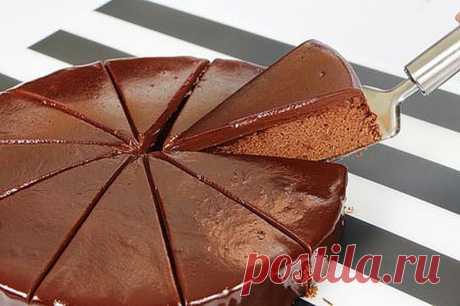 Как сделать шоколадную глазурь на торт - Кулинарист Как сделать шоколадную глазурь на торт Торты, покрытые шоколадной глазурью, намного вкуснее.   Конечно, есть выпечка, для которой глазурь просто не подходит, но в большинстве случаев шоколадная глазурь прекрасно сочетается с тортом, подчеркивая его вкус и являясь для него изящным украшением. Чизкейк, мурзынек, другие торты на шоколадной основе, мазурки, пирожные с кремом и эклеры – это …