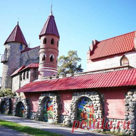 В гостях у сказок Андерсена. Средневековый городок в окрестностях Петербурга.
Прекрасен не только сам Петербург ,но и его окрестности. Хочу рассказать вам про сказочный атмосферный парк Андерсенград в Сосновом бору. (Адрес: Лен.область. Сосновый бор. Ул. Солнечная, д.3).

Не одно поколение ребятишек оценили этот чудесный городок, ведь среди замков девочки часто воображают себя принцессами, а мальчики- настоящими рыцарями.

Здесь все, как в настоящем средневековом старинном городке...