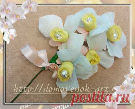 Орхидея из гофрированной бумаги с конфетой внутри