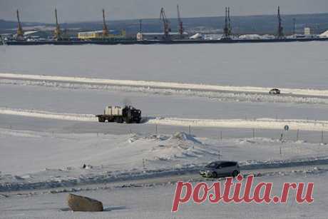 В российском городе улетела елка. В Лабытнанги Ямало-Ненецкого автономного округа деревья и светофор упали из-за мощного ветра. Инцидент произошел на перекрестке улиц Гагарина — Первомайской и на станции Обская. Очевидцы поделились кадрами, на которых можно увидеть лежащую на земле наряженную елку, упавший светофор и дорожный знак.