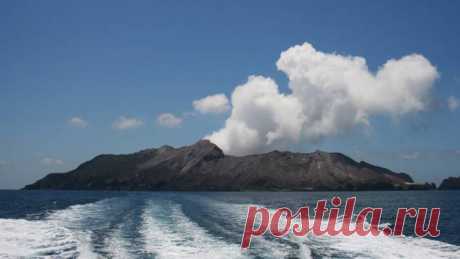 Уровень вулканической тревоги подняли на острове Вакаари-Уайт в Новой Зеландии Ученые подняли уровень вулканической тревоги на острове Вакаари-Уайт до уровня 2.Остров у залива изобилия представляет большую вероятность извержения,