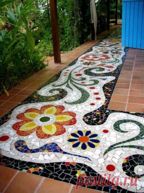 Интересное оформления сада мозаикой