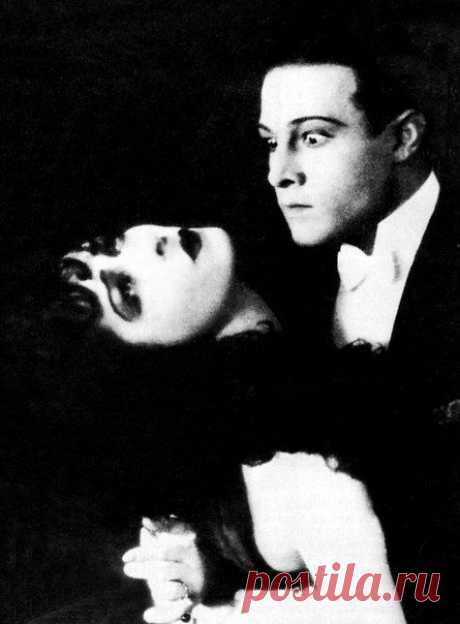 Рудольф Валентино (англ. Rudolph Valentino; 1895 — 1926) — американский киноактёр итальянского происхождения, идол эпохи немого кино. &quot;Дама с камелиями&quot; 1921 г.