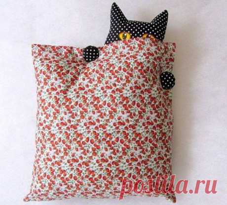 Оригинальные текстильные подушки с подглядывающими кошками