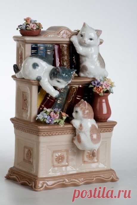 Фарфоровая музыкальная статуэтка &quot;Котята на книжной полке&quot; из раздела Статуэтки из керамики