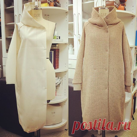 16aw ladies raglan sleeve over coat#1
16awは例年になくラグランの依頼が多くて、苦手意識克服に役立ちました😅(克服出来てはないです💧)と、いうことで今回はまたオーバースペックモノに戻ってラグランロングコート！(^^)
落ち感のあるワッフルの1stサンプルが良く上がってきて 程よくトワルの欠点が緩和されてたので一安心。この上がりを狙って作りました！って言いたいとこですが、グレーですね💧
毎度毎度 作り込むけど、やっぱり最後は”うまく転んでくれー！”って神頼みになります´д` ;
なんか内合わせ巾が違うように見えますが写真が微妙に正面からズレてるだけみたい。う〜ん

#pattern #patternmaking #ladies #toile # #fashion #coat #blancbasque  #パターン #パターンメイキング#パタンナー  #ファッション #レディス #コート