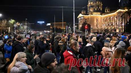 Прозападная оппозиция в Белграде начала шествие от избирательной комиссии. В Белграде начались новые протесты прозападной оппозиции, обстановка спокойная, люди начали шествие от Республиканской избирательной комиссии. Читать далее