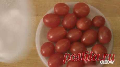 Как разрезать несколько помидоров черри одним махом | Лайфхакер