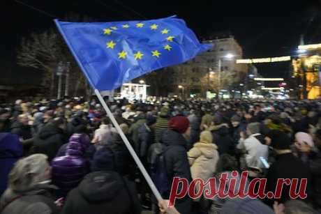 В Сербии оппозиция возобновила протесты против результатов выборов. Сербская оппозиция возобновила протесты против результатов парламентских выборов и действующего президента Сербии Александра Вучича. Как сообщается, 16 января несколько тысяч человек вновь вышли на улицы Белграда против результатов парламентских выборов 17 декабря и победы правящей Сербской прогрессивной партии.