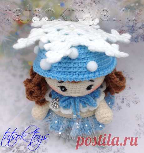 PDF Малышка Снежинка крючком. FREE crochet pattern; Аmigurumi doll patterns. Амигуруми схемы и описания на русском. Вязаные игрушки и поделки своими руками #amimore - маленькая кукла в наряде снежинки, пупс в новогоднем костюме, куколка к Новому году, пупсик, девочка.