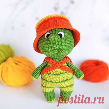 PDF Сашка Черепашка крючком. FREE crochet pattern; Аmigurumi toy patterns. Амигуруми схемы и описания на русском. Вязаные игрушки и поделки своими руками #amimore - черепаха, черепашка из обычной пряжи, черепашонок в шапочке.