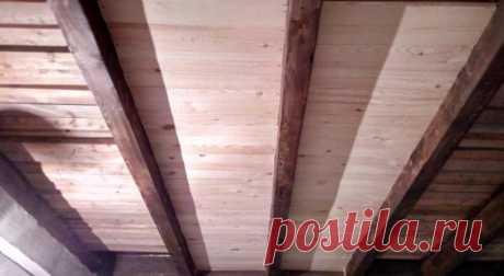 Как заделать щели между досками на деревянном потолке?