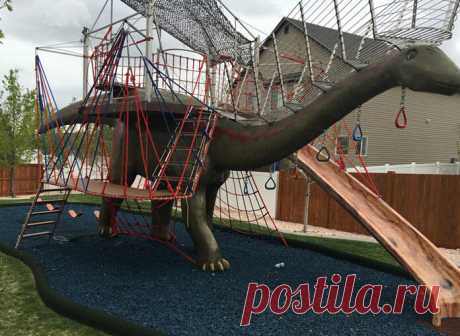 Отец построил для своих детей игровую площадку в виде огромного динозавра